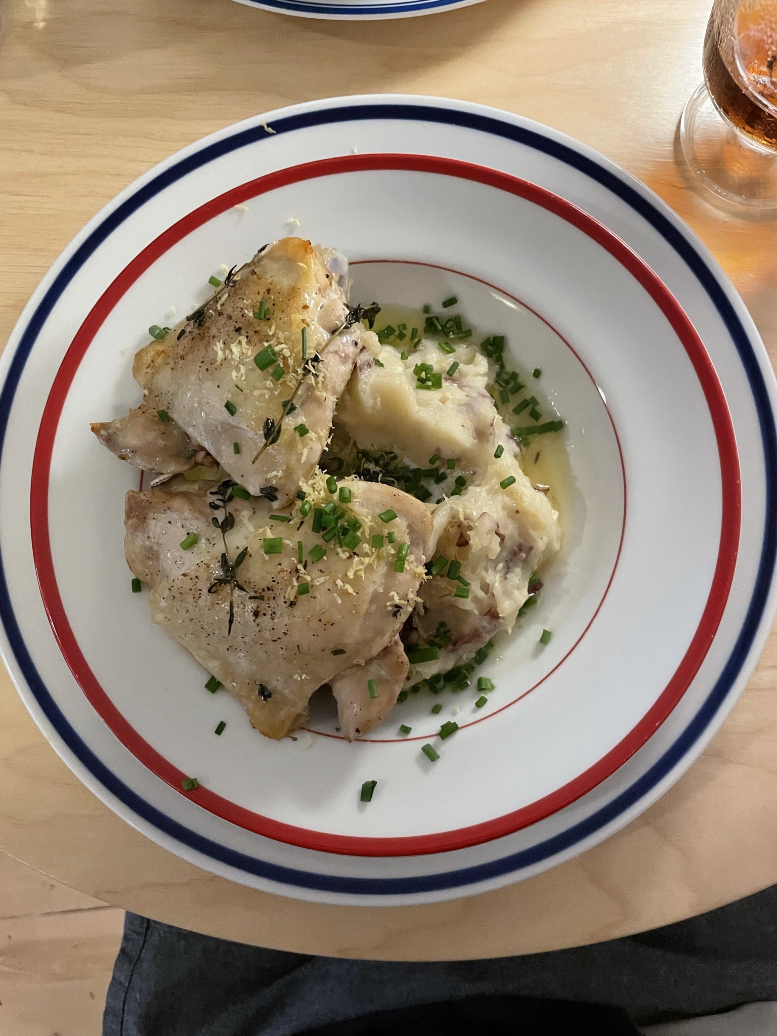 Chicken thights with mashed potatos